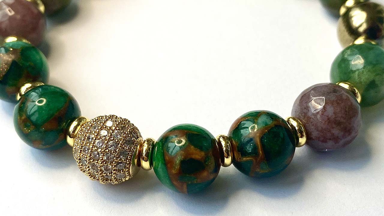 Armbänder aus Steinen am Handgelenk