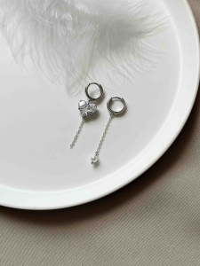 Asymmetrical earrings with a heart and chains 5538