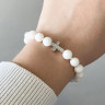 Armband aus weißem Jadeit mit Kreuz D5033