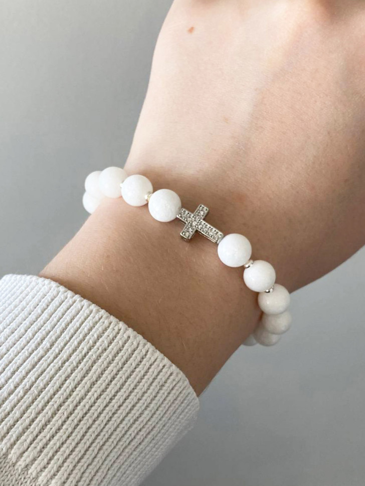 Armband aus weißem Jadeit mit Kreuz D5033