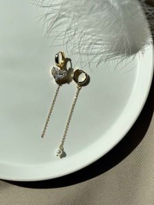 Asymmetrical gold earrings with pearls and chains 5549