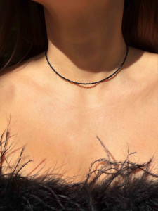 Schwarzer glänzender Choker mit Spinell 4702