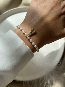Pearl bracelet with your initial 5557 by Lebijou.