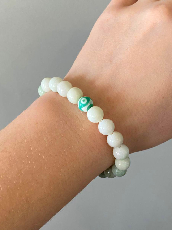 Jadeit-Armband mit dreiaugiger Dzi-Perle D4588