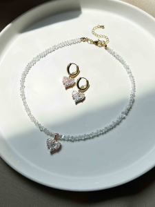 White glossy choker with a heart 5321