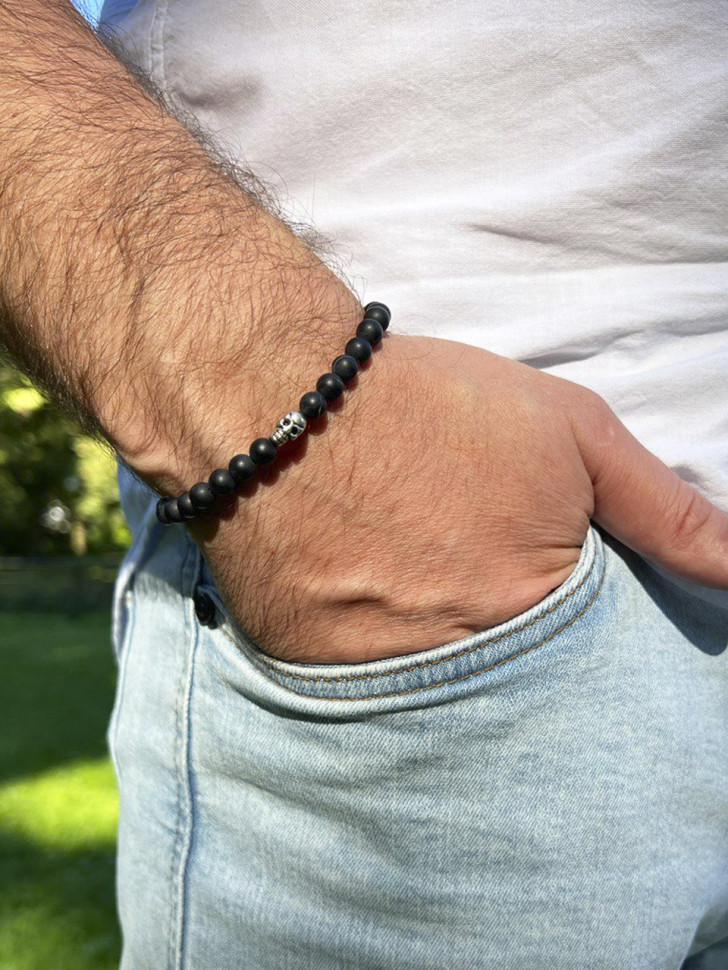 Herrenarmband aus mattem natürlichen Achat mit Totenkopf D4883