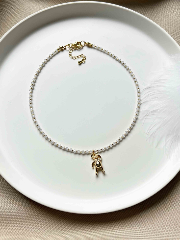 Choker mit Bärenanhänger aus natürlichen Steinen in Weiß D4887